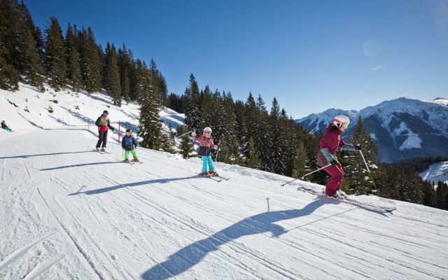 Familie skiën in Saalbach