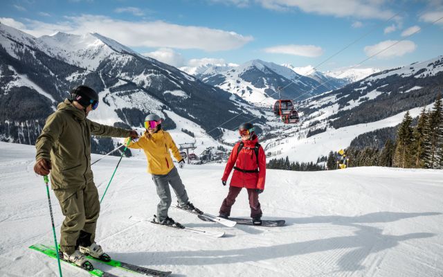 Skiërs en skilift Saalbach Hinterglemm