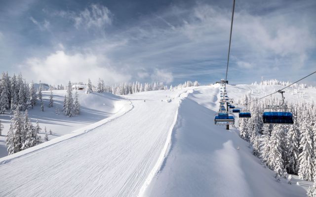 Skipiste met skilift Saalbach Hinterglemm